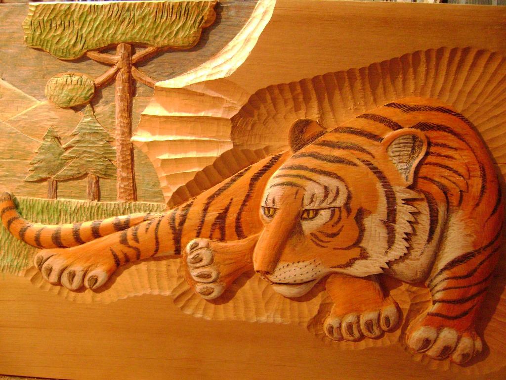 Tigre - Entalhe em madeira. Artista: Juliano Reynaldo Anaconi
