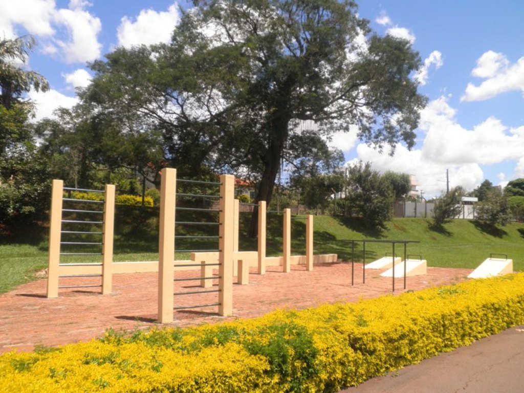 Equipamentos para prática de exercícios físicos localizado no Parque Municipal Teodoro de Oliveira