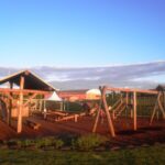 Figura 25 – Parque infantil (esquerda) e mini-academia (direita). Foto: LIMA, J. H. M., 2012