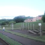 Figura 25 – Parque infantil (esquerda) e mini-academia (direita). Foto: LIMA, J. H. M., 2012