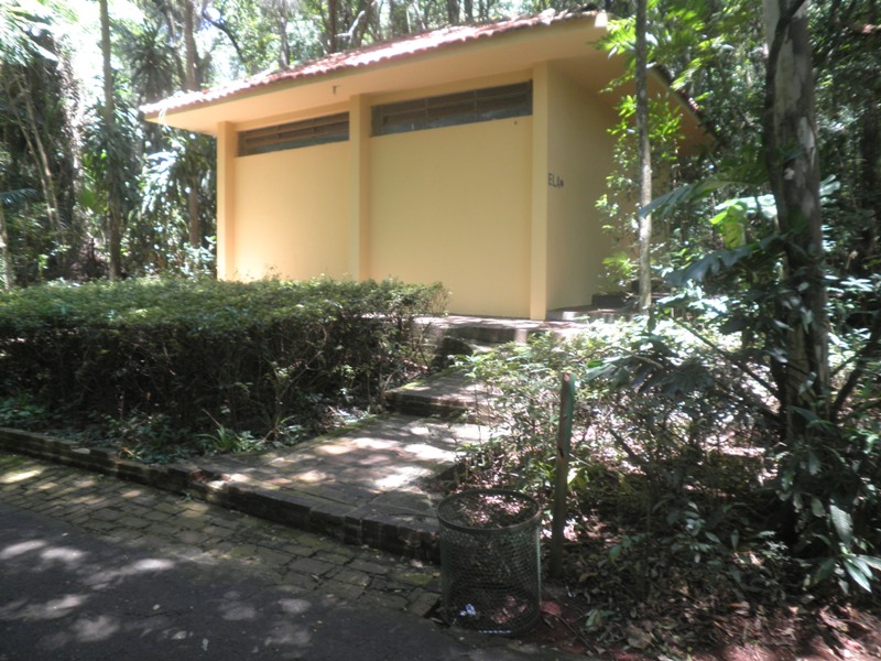 Banheiros localizados no Parque Municipal Teodoro de Oliveira.