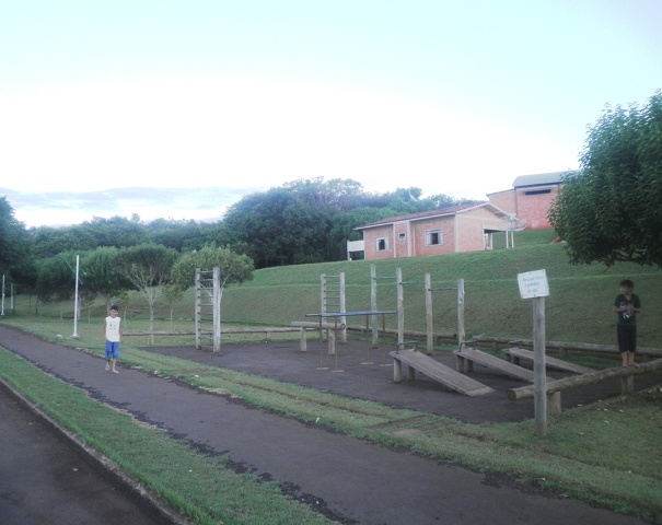 Figura 25 – Parque infantil (esquerda) e mini-academia (direita). Foto: LIMA, J. H. M., 2012