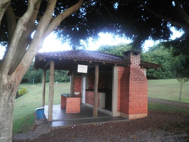 Figura 26 – Quiosques instalados no Parque Ecológico Municipal Olivo Fortunato Gasparello. Foto: LIMA, J. H.M., 2012.