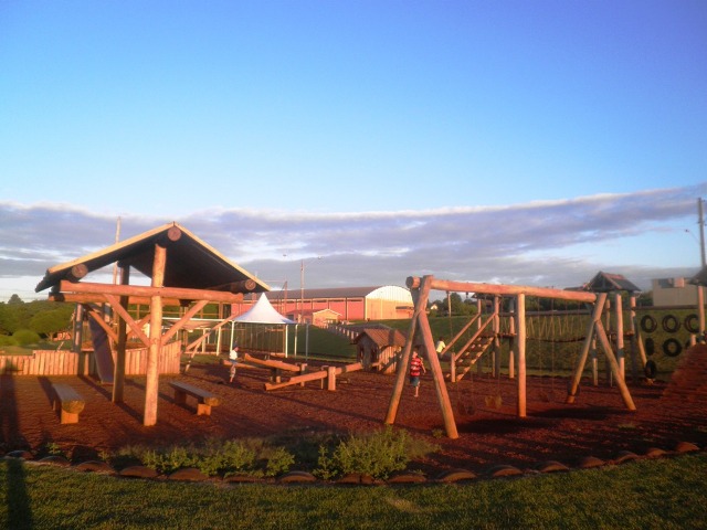 Figura 25 – Parque infantil (esquerda) e mini-academia (direita). Foto: LIMA, J. H. M., 2012