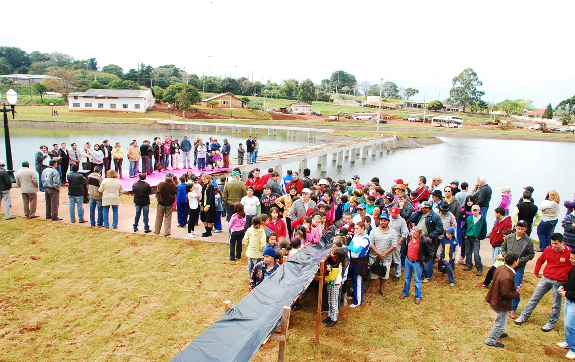 Figura 18 - Soltura de peixes no Lago em 10 de junho de 2010. Foto: Assessoria de Imprensa da Prefeitura.